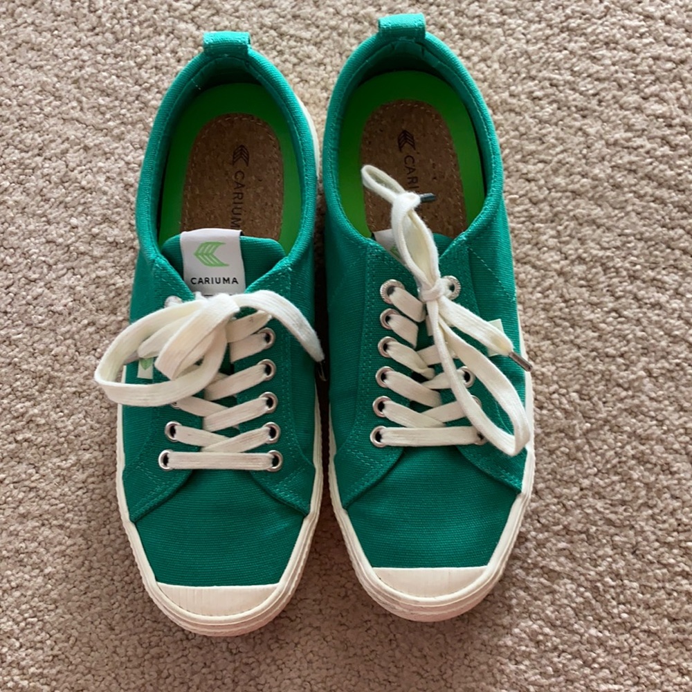 Carium Green low tops Women 9.5/Men’s 8